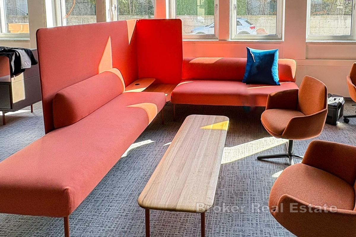 Affärsbyggnad med fullt utrustade kontor