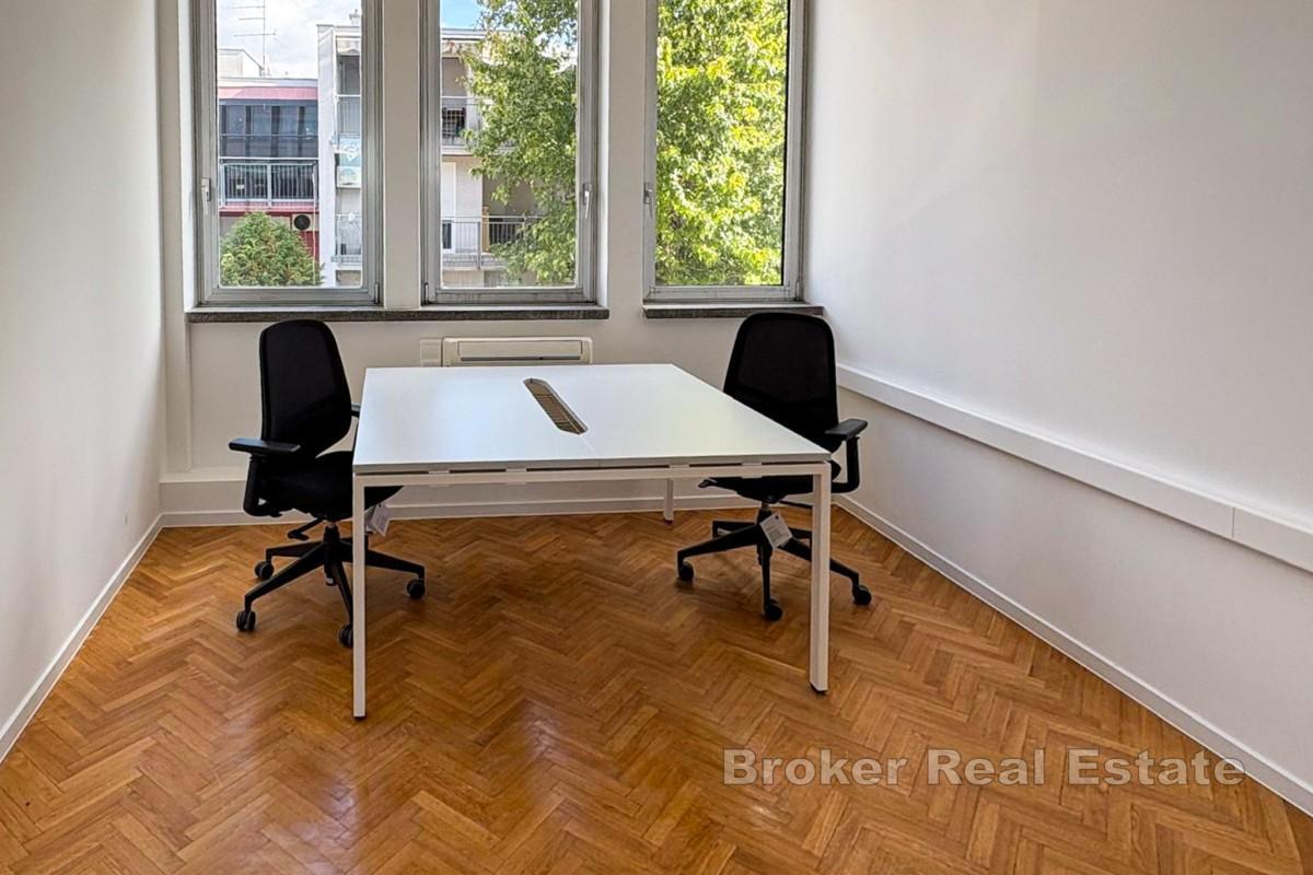 Affärsbyggnad med fullt utrustade kontor