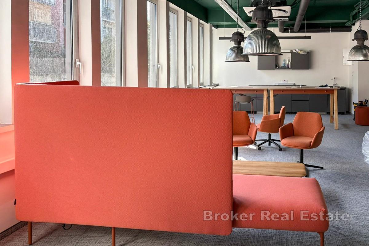 Affärsbyggnad med fullt utrustade kontor