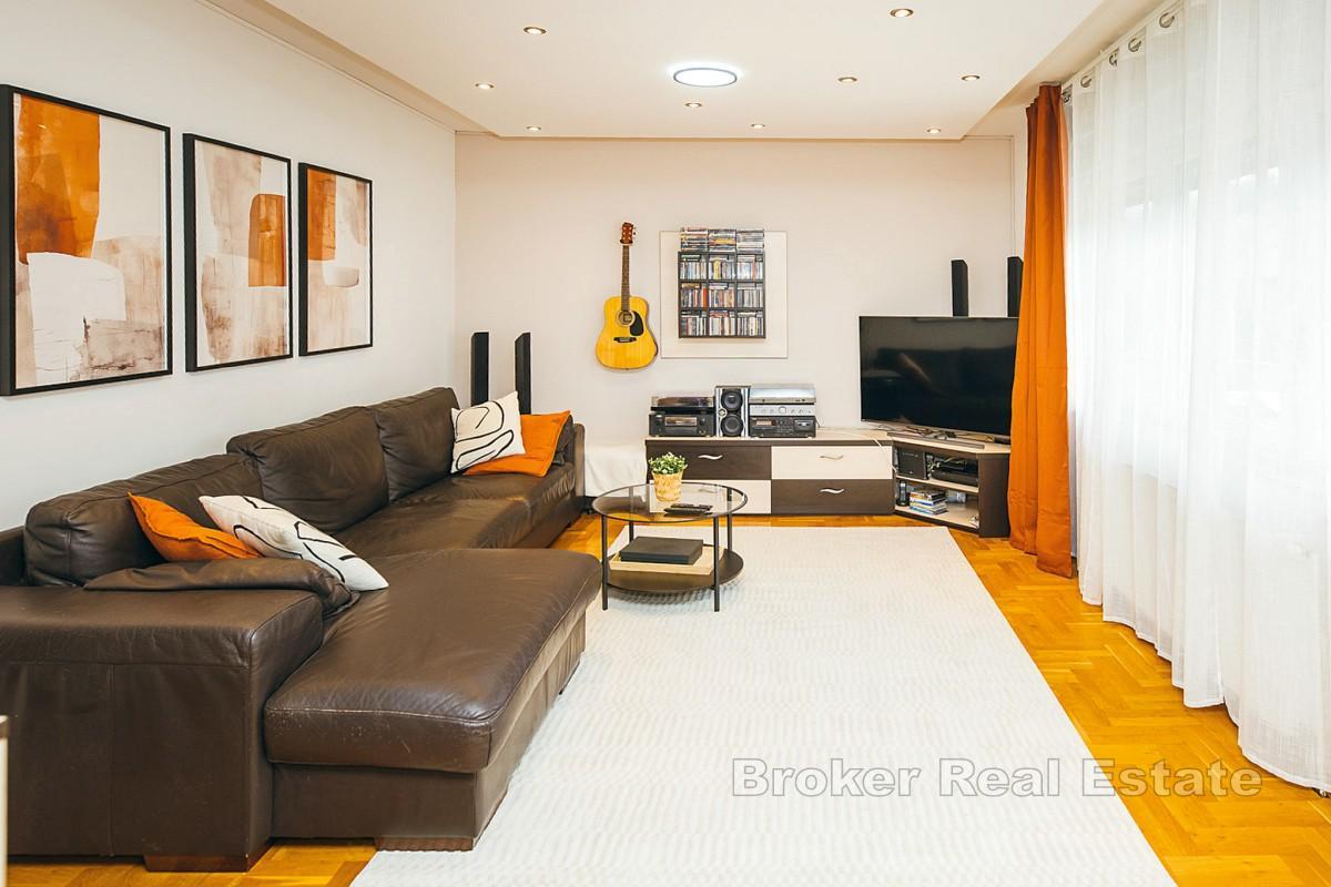 Appartamento con due camere da letto, garage e posto auto