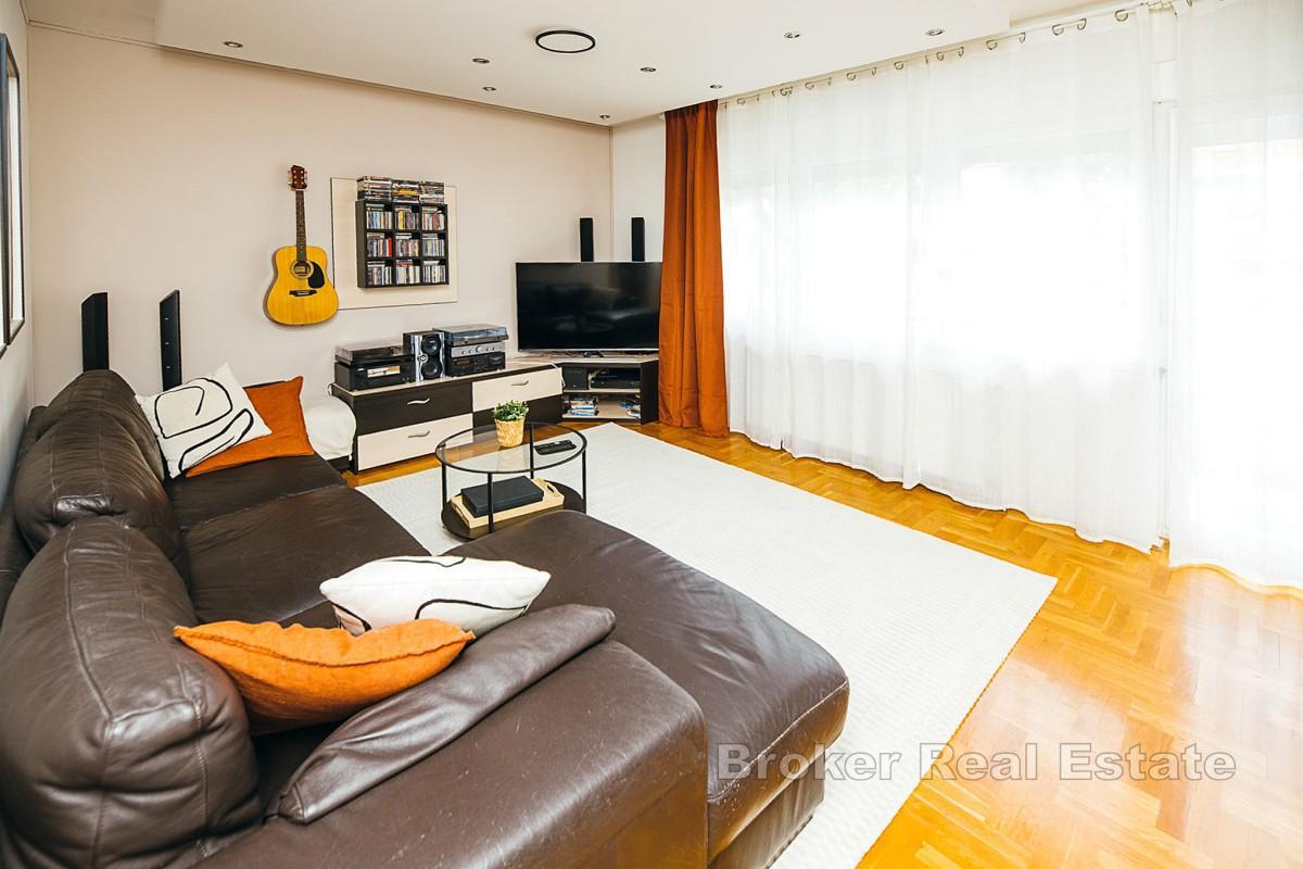 Appartamento con due camere da letto, garage e posto auto