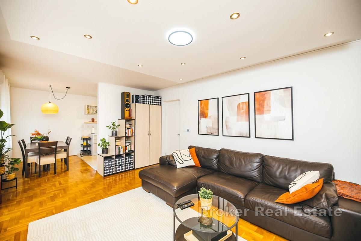 Appartamento con due camere da letto, garage e posto auto