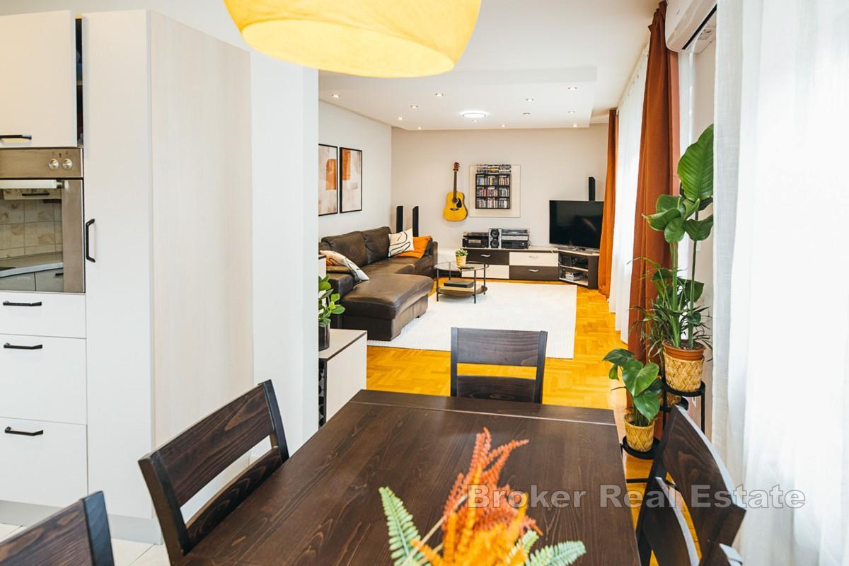 Appartamento con due camere da letto, garage e posto auto