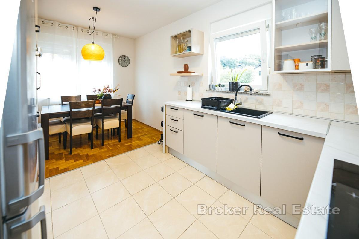 Appartamento con due camere da letto, garage e posto auto