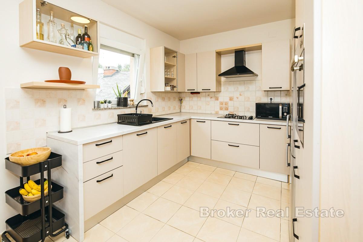 Appartamento con due camere da letto, garage e posto auto