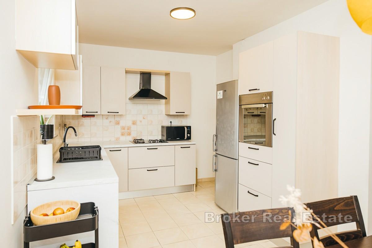 Appartamento con due camere da letto, garage e posto auto