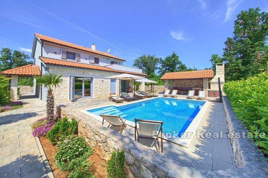 Samostojeća vila s bazenom