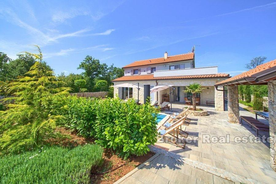 Samostojeća vila s bazenom