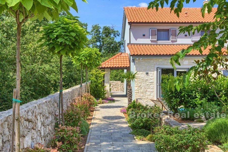 Samostojeća vila s bazenom