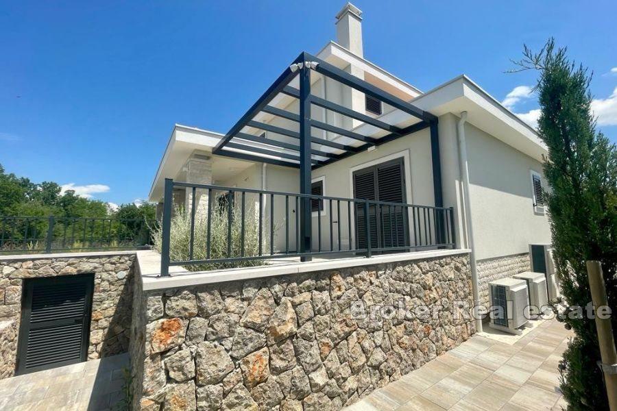 Villa mit Pool und Meerblick