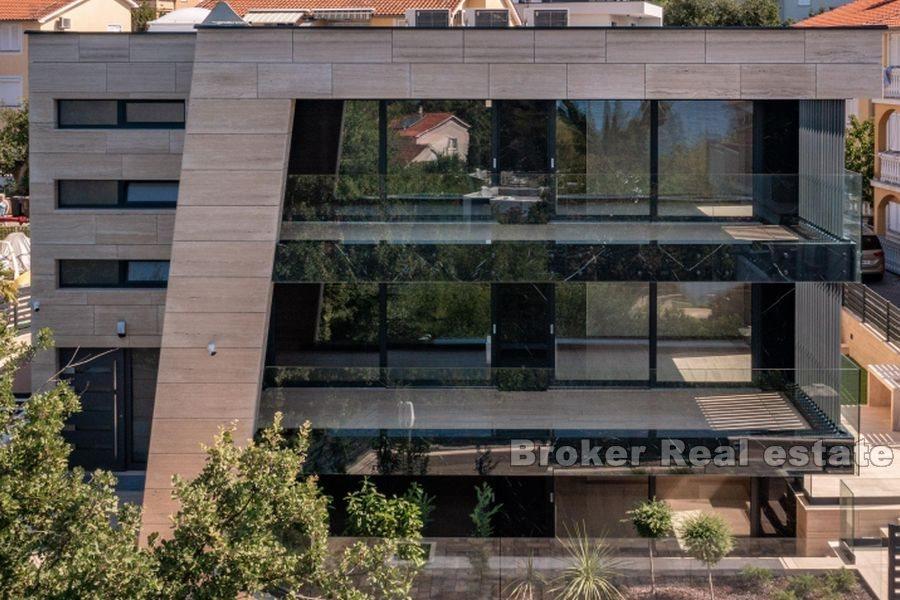 Luksusowy penthouse z widokiem na basen i morze