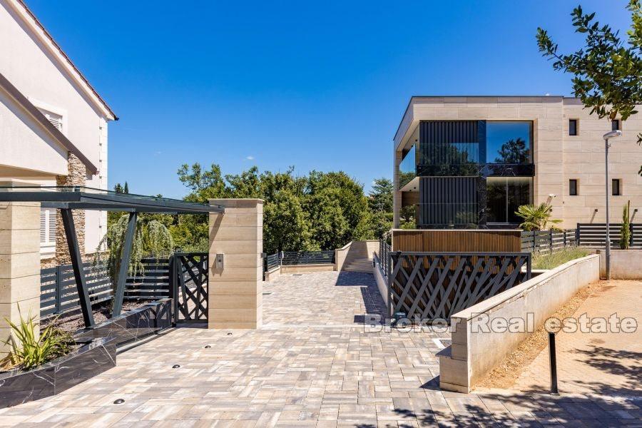 Luksusowy penthouse z widokiem na basen i morze