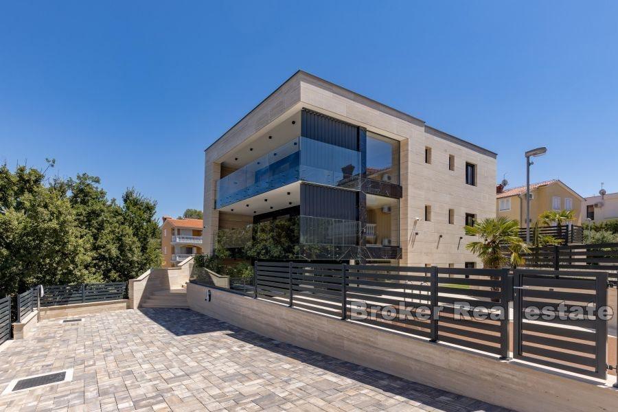 Luksuzni penthouse s bazenom i pogledom na more