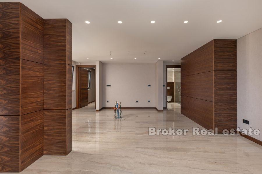 Luksusowy penthouse z widokiem na basen i morze