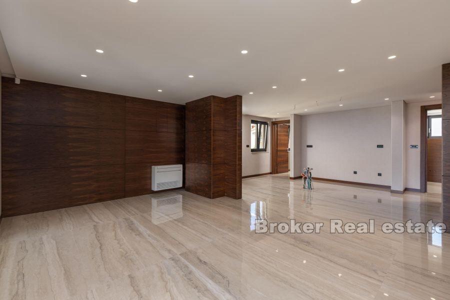 Luxuriöses Penthouse mit Pool und Meerblick