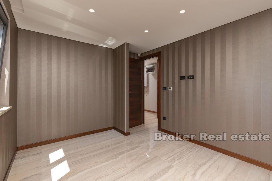 Luksusowy penthouse z widokiem na basen i morze