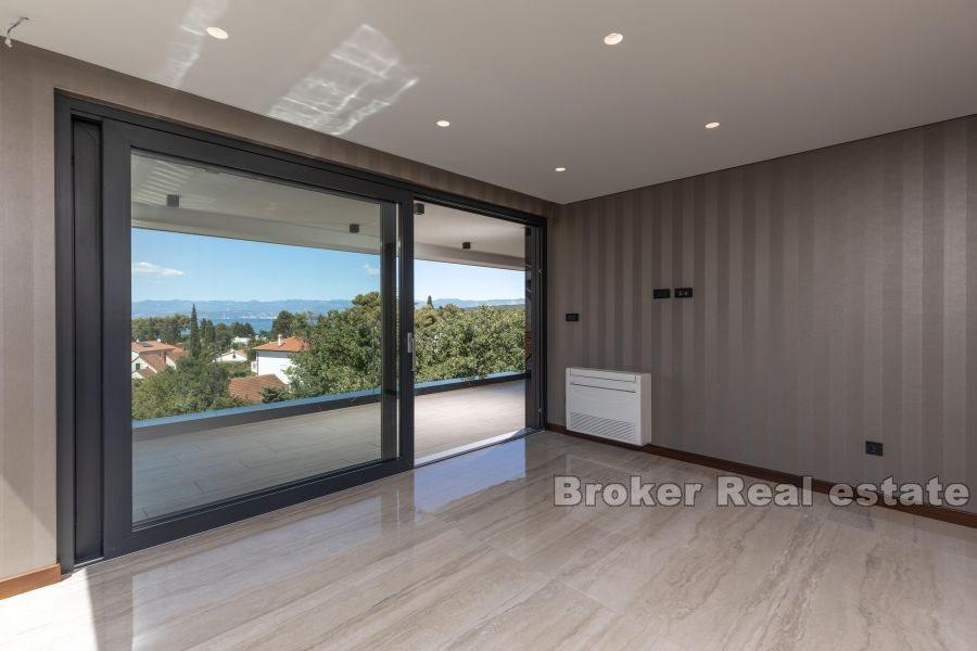 Luksuzni penthouse s bazenom i pogledom na more
