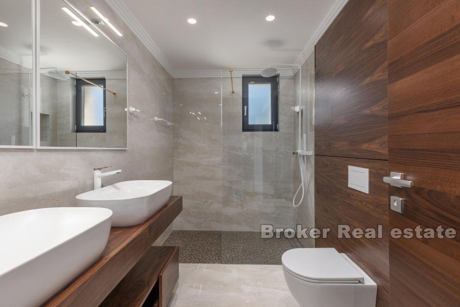 Luxuriöses Penthouse mit Pool und Meerblick