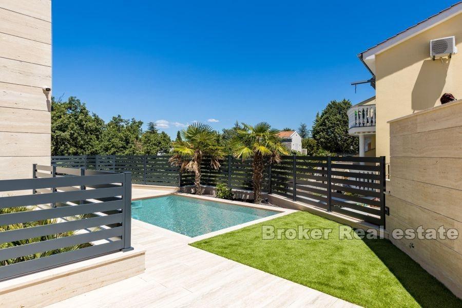 Luxuriöses Penthouse mit Pool und Meerblick