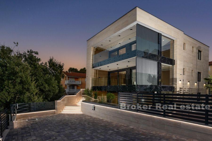 Luxuriöses Penthouse mit Pool und Meerblick