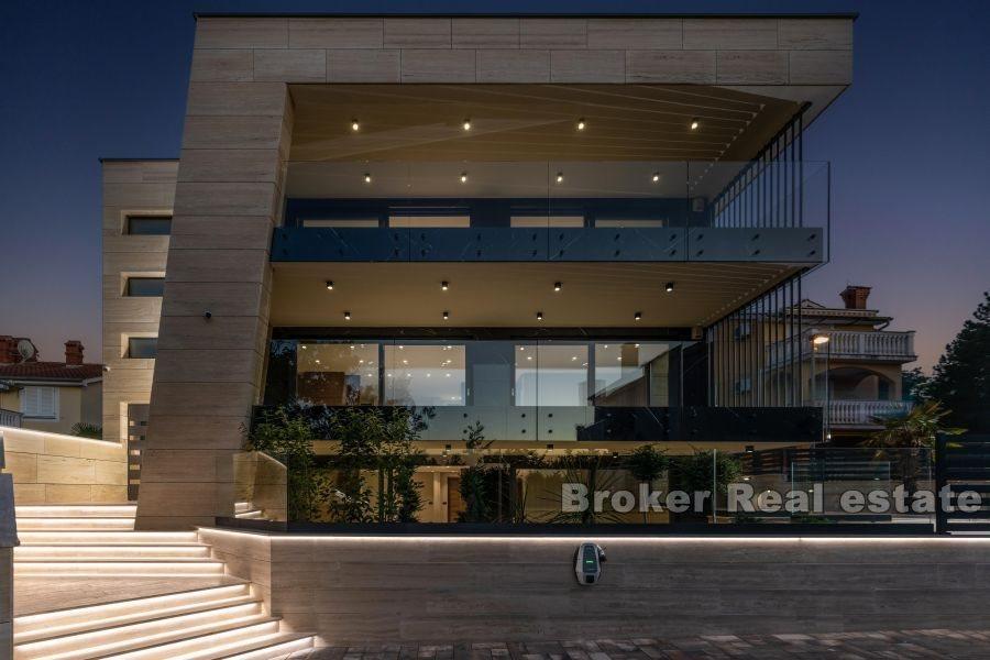 Luxuriöses Penthouse mit Pool und Meerblick