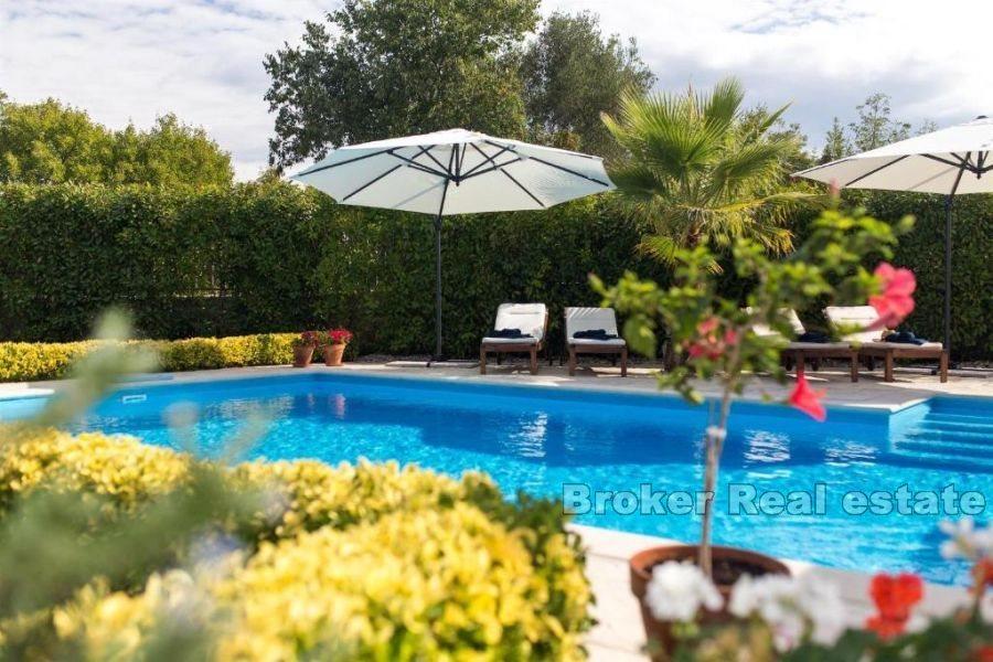 Rustikt hus med pool