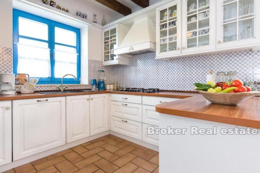 Rustikt hus med pool