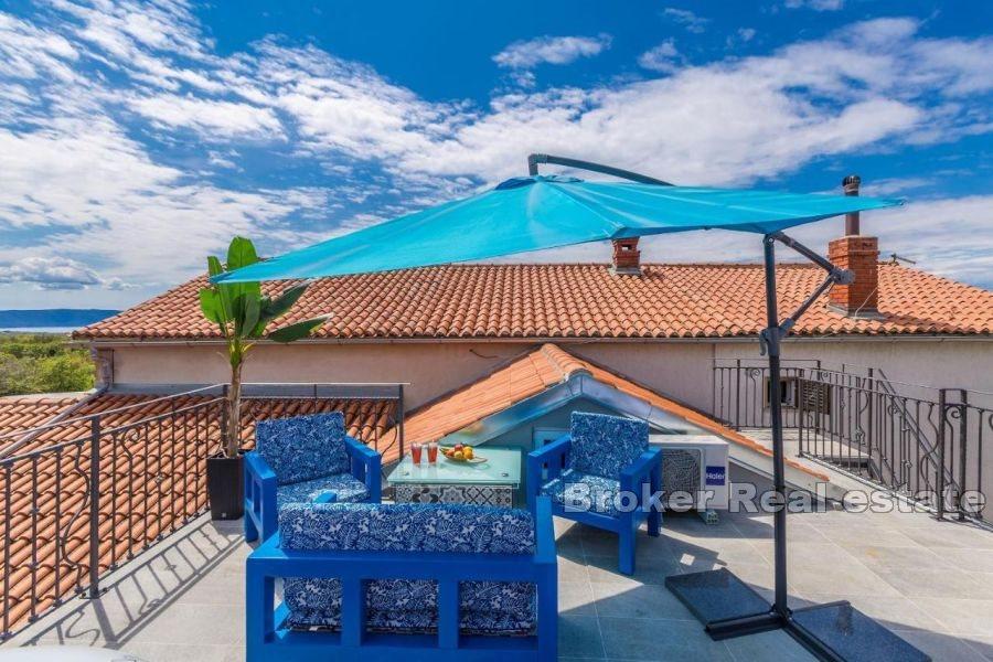 Каменный дом с видом на море