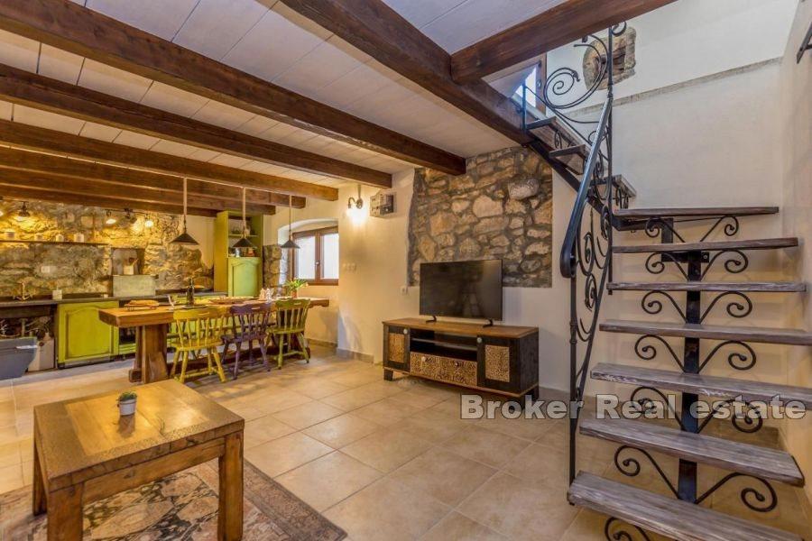 Maison en pierre avec vue mer