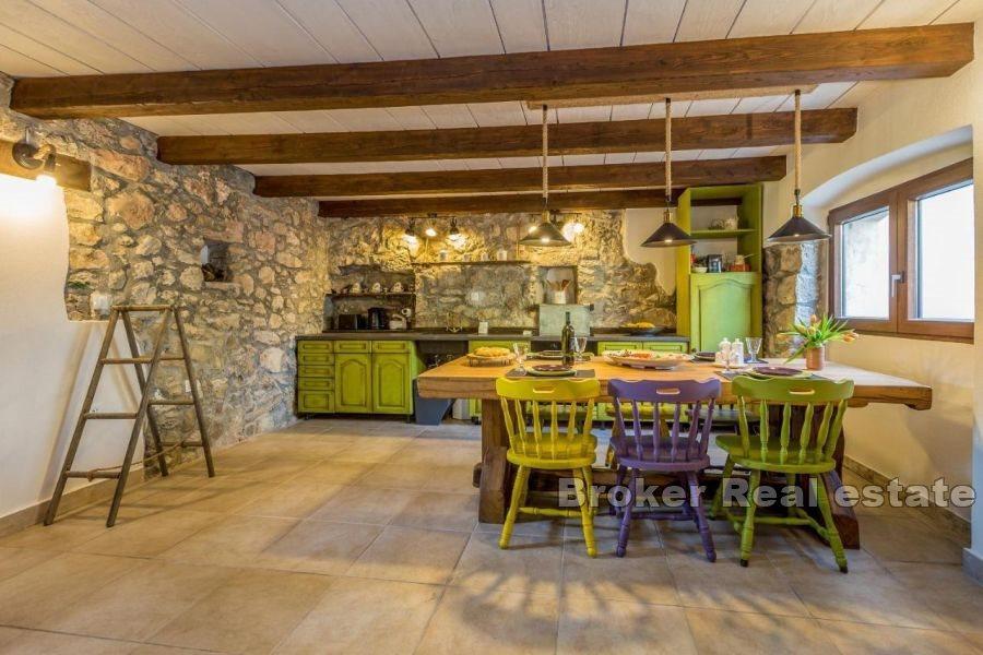 Maison en pierre avec vue mer