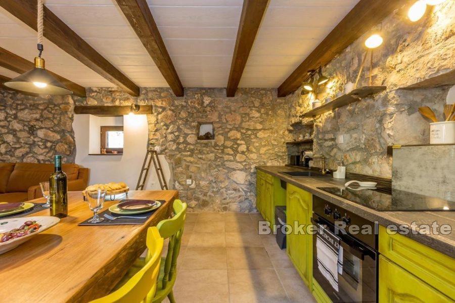 Maison en pierre avec vue mer