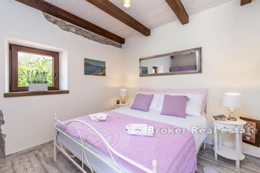 Maison en pierre avec vue mer