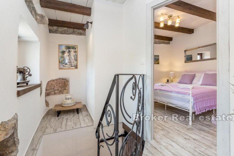 Maison en pierre avec vue mer