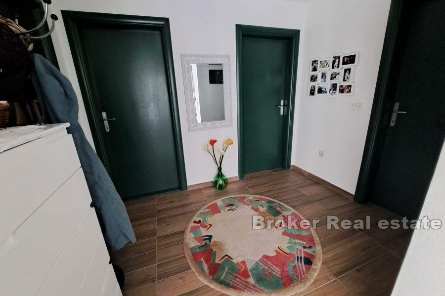 Maison familiale avec trois unités résidentielles