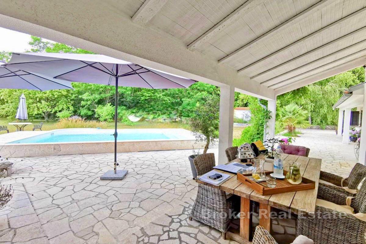 Steinhus med svømmebasseng i rolig beliggenhet