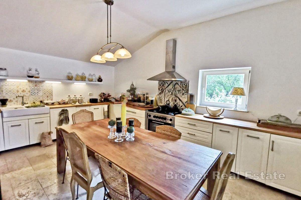 Steinhus med svømmebasseng i rolig beliggenhet