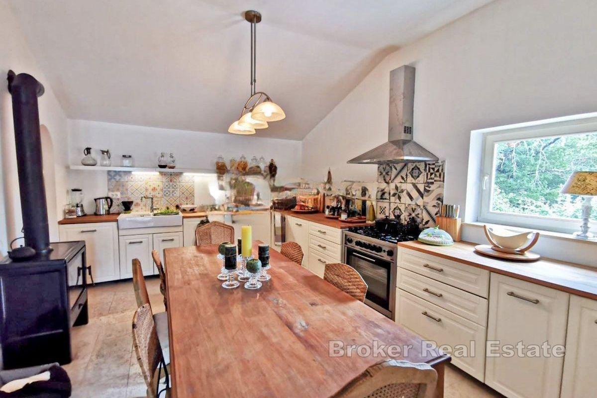 Steinhus med svømmebasseng i rolig beliggenhet