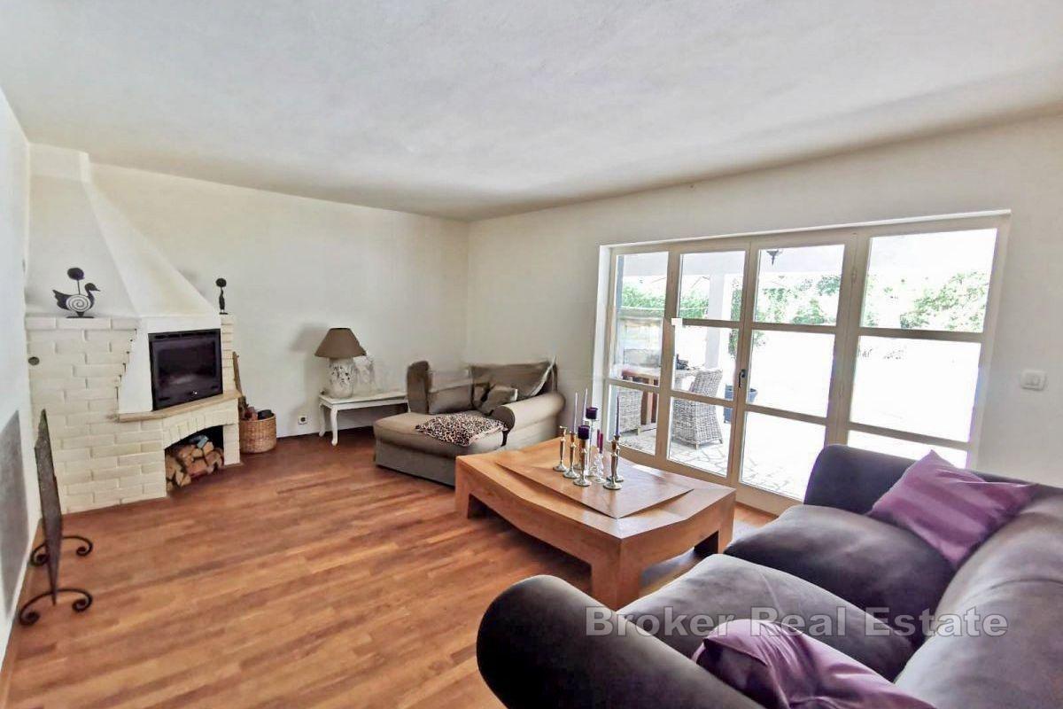 Kamenný dům s bazénem v klidné lokalitě