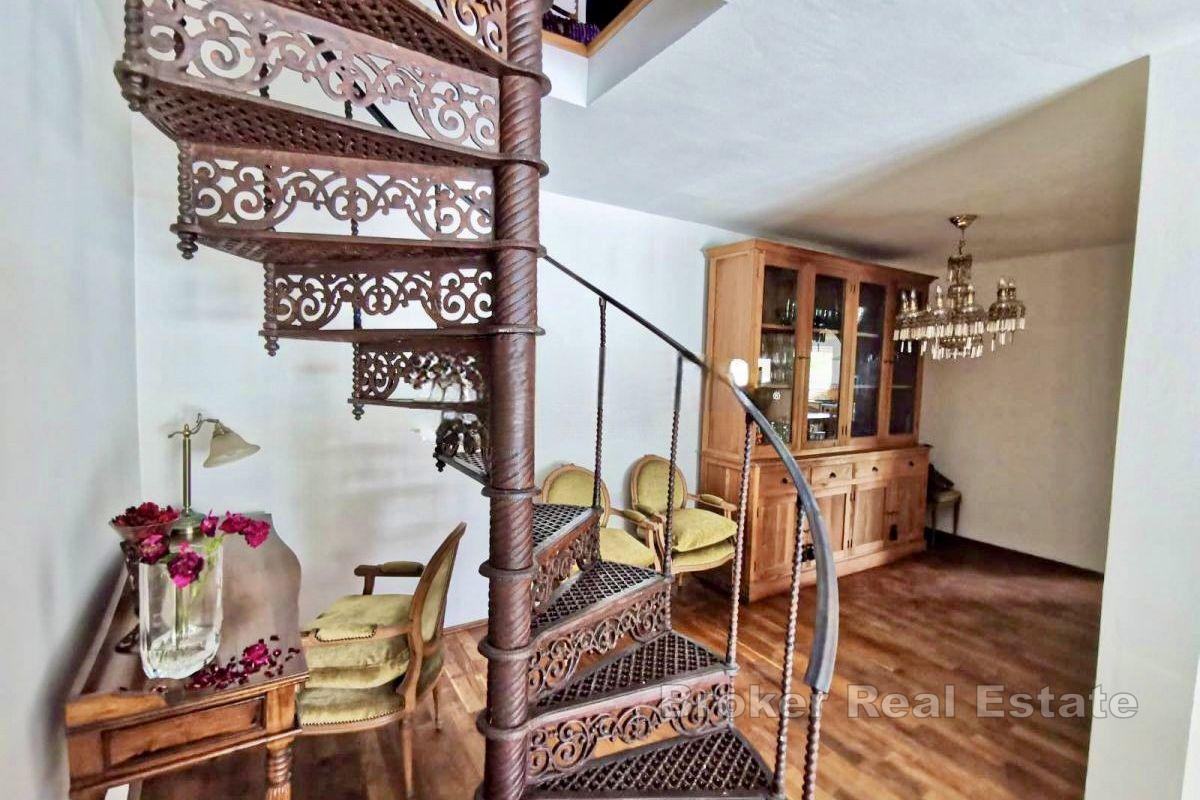 Casa in pietra con piscina in posizione tranquilla