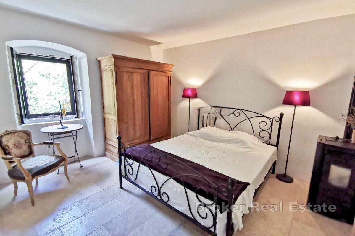 Casa in pietra con piscina in posizione tranquilla