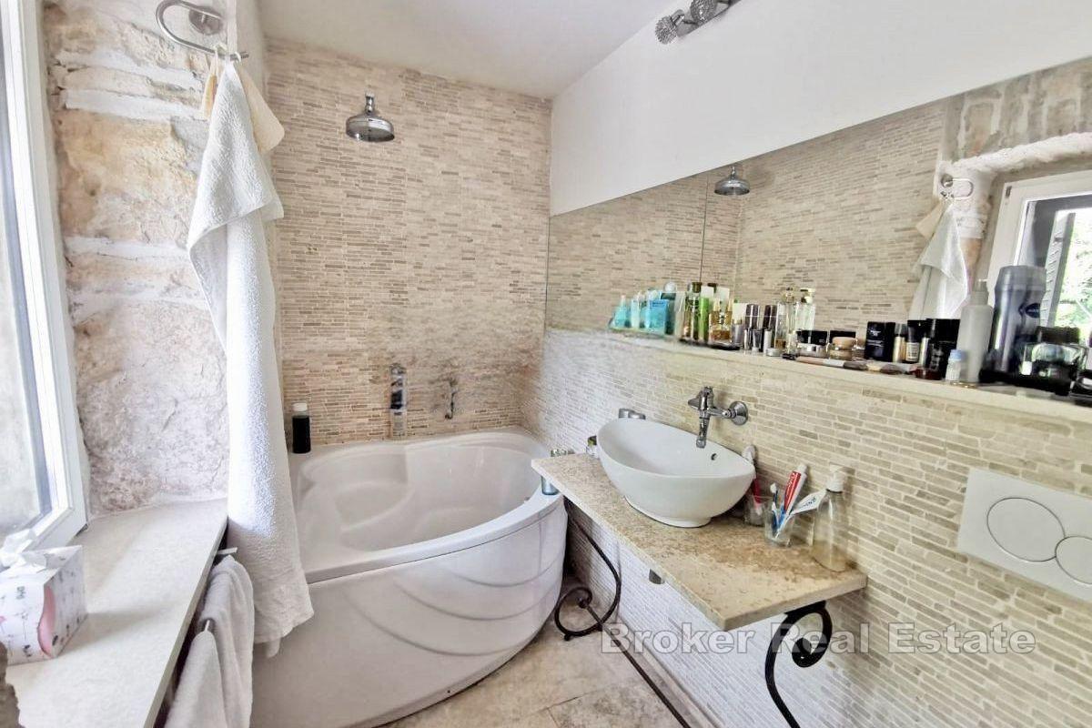 Steinhus med svømmebasseng i rolig beliggenhet