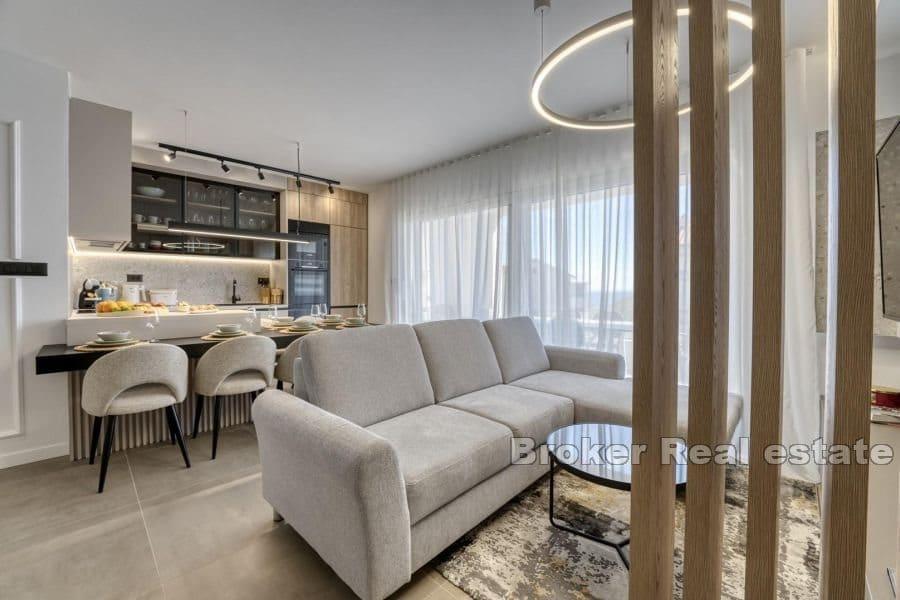 Luksusowy dwupiętrowy apartament z widokiem na basen i morze