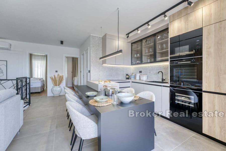 Luksusowy dwupiętrowy apartament z widokiem na basen i morze