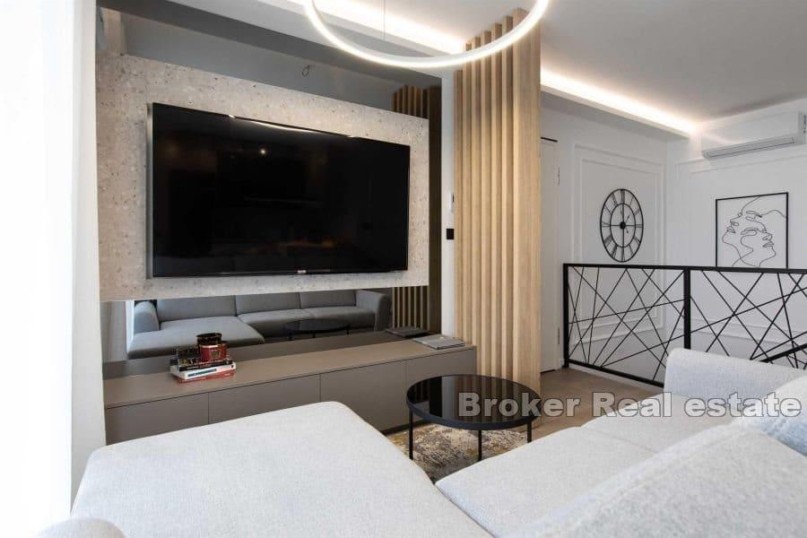 Luksusowy dwupiętrowy apartament z widokiem na basen i morze