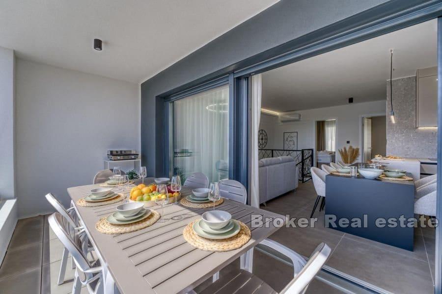 Luksusowy dwupiętrowy apartament z widokiem na basen i morze