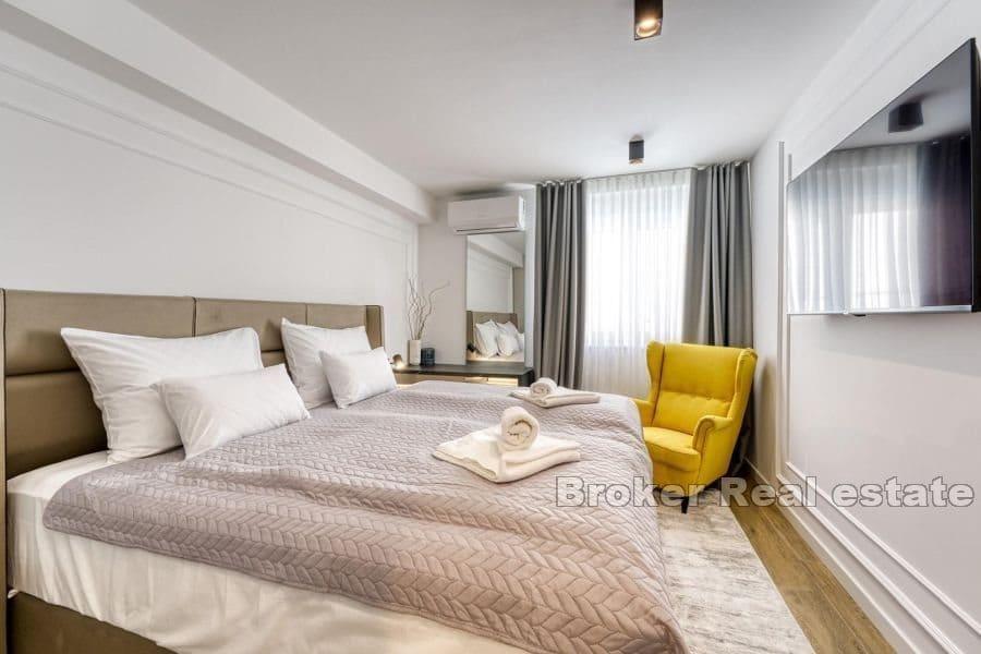 Luksusowy dwupiętrowy apartament z widokiem na basen i morze