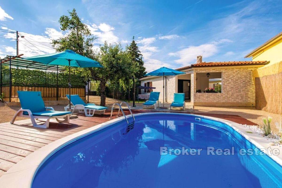 Detached house with swimming pool in a quiet place