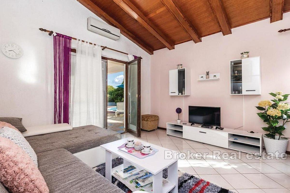 Detached house with swimming pool in a quiet place