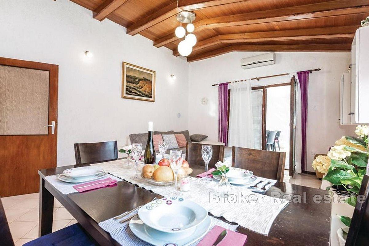 Detached house with swimming pool in a quiet place