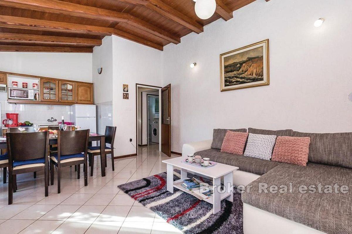 Detached house with swimming pool in a quiet place